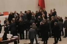 Ένταση και ξύλο στη Βουλή της Τουρκίας