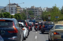 Αυτοκίνητο «κολλημένα» στην κίνηση στην Παραλιακή