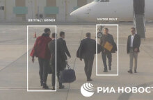 Εικόνα από την ανταλλαγή των κρατουμένων Βίκτορ Μπουτ και Μπρίτνεϊ Γκράινερ στο αεροδρόμιο