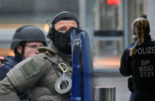 Γερμανοί αστυνομικοί έξω από το εμπορικό κέντρο στη Δρέσδη, όπου σημειώθηκε η ομηρία