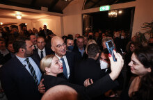 Ο Νίκος Δένδιας βγάζει selfie με ψηφοφόρους σε προεκλογική εκδήλωση στο Golf της Γλυφάδας