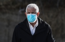 Ο Πέτρος Φιλιππίδης φορώντας μάσκα προσέρχεται στο δικαστήριο