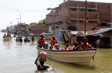 Με βάρκες οι άνθρωποι στο Πακιστάν απομακρύνονται από πλημμυρισμένες περιοχές
