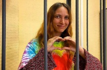 Ρωσία: Έβαλε αντιπολεμικά συνθήματα στα ταμπελάκια του σουπερμάρκετ και κινδυνεύει με κάθειρξη 10 ετών