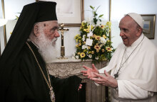 Τρία θραύσματα από τα Γλυπτά του Παρθενώνα κάνει δώρο στον Ιερώνυμο ο πάπας Φραγκίσκος