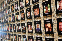 Η «πινακοθήκη» των θυμάτων της φαιντανύλης στα κεντρικά της DEA στο Άρλινγκτον