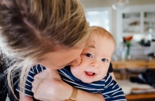 Επεκτείνεται από τους 6 στους 9 μήνες η άδεια μητρότητας