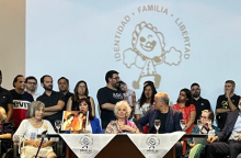 Στιγμιότυπο από τη συνέντευξη Τύπου για τον εντοπισμό του 131ου παιδιού που είχε κλαπεί κατά τη διάρκεια της δικτατορίας στην Αργεντινή