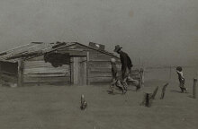 Αγρότης με τα παιδιά του εν μέσω αμμοθύελλας στο αγρόκτημά τους στην Οκλαχόμα των ΗΠΑ