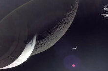 Το σκάφος Orion της αποστολής Artemis 1 με φόντο τη Σελήνη