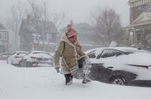 Κάτοικος στο Μπάφαλο των ΗΠΑ πασχίζει να διασχίσει χιονισμένο δρόμο της πόλης
