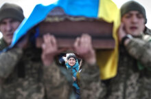 Θρήνος στην κηδεία Ουκρανού στρατιώτη στην Οδησσό, καθώς συνεχίζεται η ρωσική εισβολή