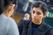 Ιρανή σκακίστρια διαγωνίστηκε χωρίς χιτζάμπ σε Παγκόσμιο Πρωτάθλημα, λένε καθεστωτικά ΜΜΕ