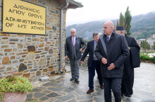 Ο Νίκος Δένδιας τραυματίστηκε στο Άγιο Όρος σε πτώση μετά από ορθοστατική υπόταση