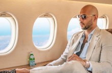 Άντριου Τέιτ: Υπό κράτηση για 30 ημέρες μετά τις κατηγορίες για trafficking και βιασμό