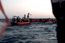 Μέλη ΜΚΟ σώζουν μετανάστες στη Μεσόγειο