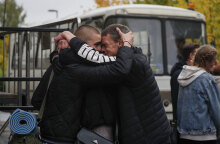 Πατέρας αποχαιρετά τον γιο του έξω από κέντρο νεοσυλλέκτων στη Μόσχα μετά τη μερική επιστράτευση που κήρυξε ο Πούτιν