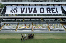 Η σορός του τοποθετήθηκε σε ειδική πλατφόρμα στο κέντρο του γηπέδου