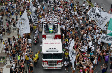 Η πομπή που μεταφέρει το φέρετρο του Πελέ στο νεκροταφείο του Σάο Πάολο για την κηδεία