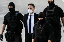 Ο πατέρας της Καρολάιν εμπλέκει τον Μπάμπη Αναγνωστόπουλο σε  συμμορία ναρκωτικών