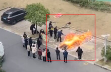 Στη μέση του δρόμου καίνε στην Κίνα τους νεκρούς από κορωνοϊό