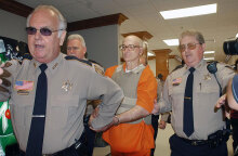 O ρατσιστής Edgar Ray Killen οδηγείται σε δίκη για τις δολοφονίες τριών ακτιβιστών από την Κου Κλουξ Κλαν