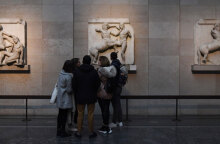 Φοιτητές μπροστά στα Γλυπτά του Παρθενώνα στο Βρετανικό Μουσείο