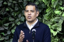 ΗΠΑ: Γιατί ο βουλευτής Ρόμπερτ Γκαρσία θα ορκιστεί με κόμικ του Σούπερμαν