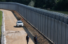 Αστυνομικοί περιπολούν κατά μήκος του φράχτη στον Έβρο