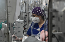 Νοσοκόμα σε ΜΕΘ