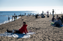Πολίτες στη Βαρκελώνη απολαμβάνουν τον ήλιο και τη ζέστη στην καρδιά του χειμώνα