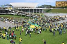 Οπαδοί του Μπολσονάρο εισέβαλαν στο Κογκρέσο της Βραζιλίας