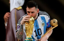Ο Λιονέλ Μέσι δίνει ένα φιλί στο τρόπαιο του Μουντιάλ που κατέκτησε με την Αργεντινή στο Κατάρ