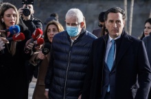 Ο Πέτρος Φιλιππίδης φτάνει στο δικαστήριο συνοδευόμενος από τον δικηγόρο του Μιχάλη Δημητρακόπουλο