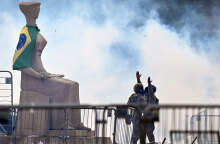 Στρατιώτες στην Μπραζίλια μπροστά σε άγαλμα στο Ανώτατο Δικαστήριο της Βραζιλίας μετά την εισβολή υποστηρικτών του Μπολσονάρου