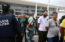 Μπολσοναριστές έχουν συλληφθεί από αστυνομικούς στην πρωτεύουσα Μπραζίλια μετά την εισβολή στο Κογκρέσο