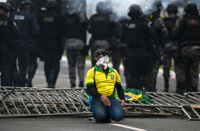 Υποστηρικτής του Μπολσονάρου ανάμεσα σε αστυνομικούς μετά την εισβολή στο Κογκρέσο στην πρωτεύουσα της Βραζιλίας