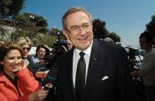 Σύμφωνα με πληροφορίες, την εξόδιο ακολουθία θα τελέσει ο Αρχιεπίσκοπος Αθηνών.