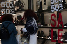 Καταναλωτές κατά τη διάρκεια των χειμερινών εκπτώσεων 2023