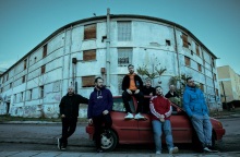 Pindos Atletico και BAiLDSA εξηγούν στην ATHENS VOICE πώς δημιουργήθηκε το τραγούδι «POPOPO» και πώς προέκυψε η συνεργασία τους.