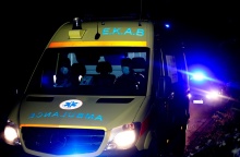 Ασθενοφόρο του ΕΚΑΒ σε νυχτερινή κλήση