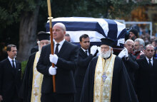 Το φέρετρο με τη σορό του τέως βασιλιά Κωνσταντίνου