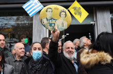 Πολίτες έξω από τη Μητρόπολη Αθηνών για την κηδεία του τέως βασιλιά Κωνσταντίνου