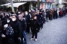 Πλήθος κόσμου στο λαϊκό προσκήνυμα για τον τέως βασιλιά Κωνσταντίνο