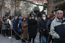 Ουρές πολιτών στο παρεκκλήσι της Μητρόπολης για το ύστατο χαίρε στον τέως βασιλιά Κωνσταντίνο