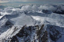 Ο Παρνασσός ντύθηκε στα λευκά: Έπεσαν επιτέλους τα πρώτα χιόνια στη «Μέκκα» των σκιέρ - Πώς θα κυμανθεί η θερμοκρασία τις επόμενες ημέρες.