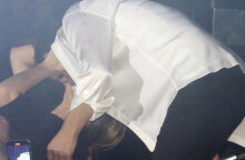 Ο Σάκης Ρουβάς φιλά την Κάτια Ζυγούλη στο μαγαζί που τραγουδά