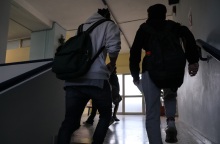 Μαθητές σε διαδρόμους σχολείου