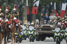 Ο Εμανουέλ Μακρόν πάνω σε στρατιωτικό τζιπ κατά τη διάρκεια παρέλασης στο Παρίσι