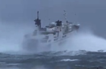 Ιταλία: Πλοίο «παλεύει» με την φουρτουνιασμένη θάλασσα 